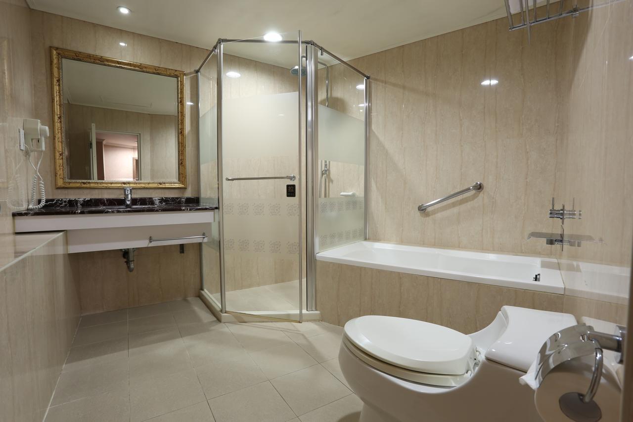 Monalisa Hotel Тайнань Екстер'єр фото